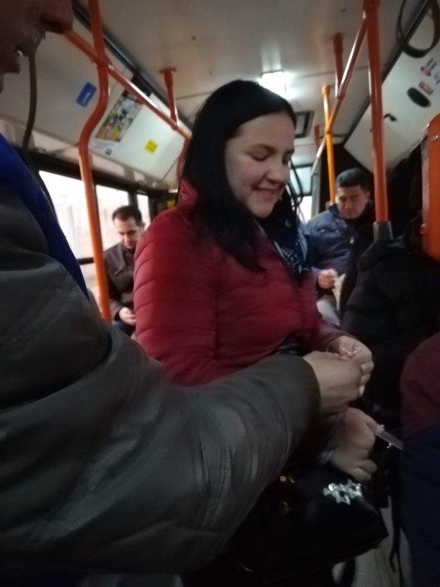 echipele ratc constanta au oferit martisoare doamenlor si domnisoarelor din autobuze in prima zi de primavara echipele ratc constanta au oferit martisoare doamenlor si domnisoarelor din autobuze in prima zi de primavara