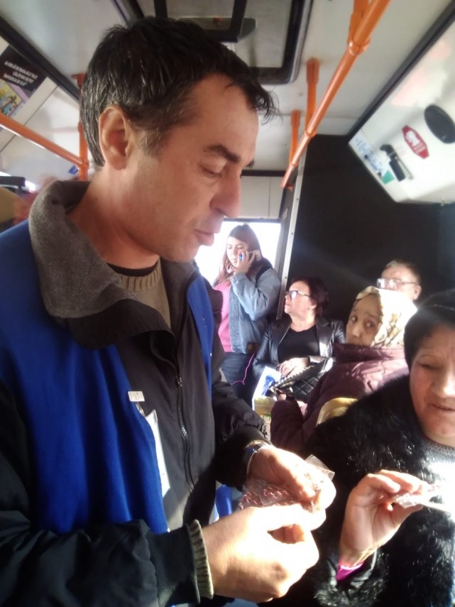 echipele ratc constanta au oferit martisoare doamenlor si domnisoarelor din autobuze in prima zi de primavara echipele ratc constanta au oferit martisoare doamenlor si domnisoarelor din autobuze in prima zi de primavara
