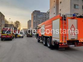 Imagini de la eveniment. Explozie într-un apartament din municipiul Constanța. Un bărbat a fost rănit. Mai multe locuințe, afectate de deflagrație (galerie foto+video)        