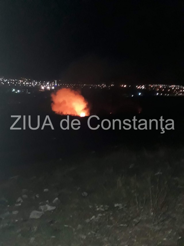 incendiu pe valea portului aproape de calea ferata pompierii se lupta cu flacarile 685909 incendiu pe valea portului aproape de calea ferata pompierii se lupta cu flacarile 685909