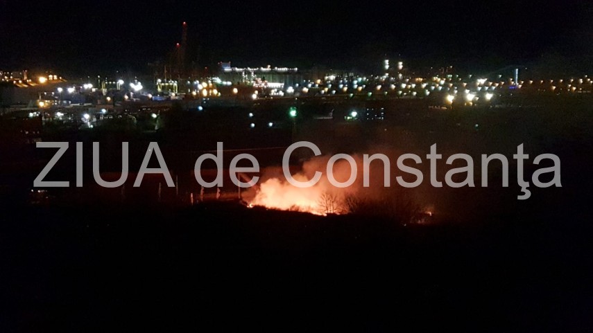 incendiu pe valea portului aproape de calea ferata pompierii se lupta cu flacarile 685909 incendiu pe valea portului aproape de calea ferata pompierii se lupta cu flacarile 685909