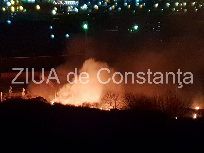 incendiu pe valea portului aproape de calea ferata pompierii se lupta cu flacarile 685909 incendiu pe valea portului aproape de calea ferata pompierii se lupta cu flacarile 685909