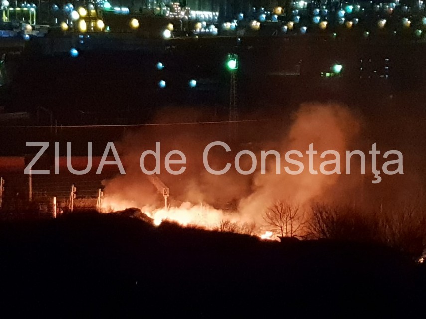 incendiu pe valea portului aproape de calea ferata pompierii se lupta cu flacarile 685909 incendiu pe valea portului aproape de calea ferata pompierii se lupta cu flacarile 685909