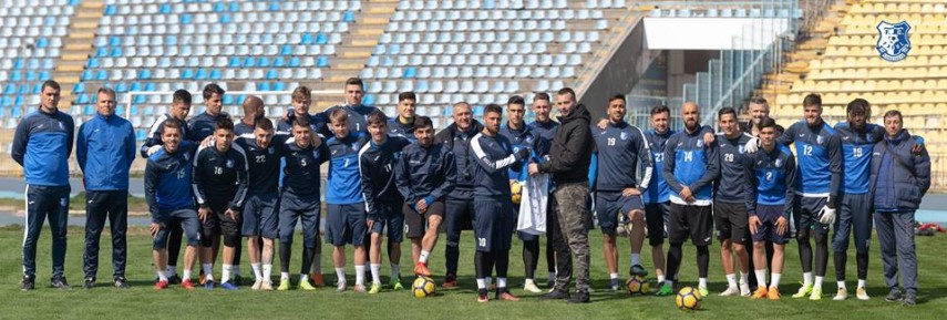 invitat surpriza la antrenamentul ssc farul constanta ce cadou a primit galerie foto 687864 invitat surpriza la antrenamentul ssc farul constanta ce cadou a primit galerie foto 687864