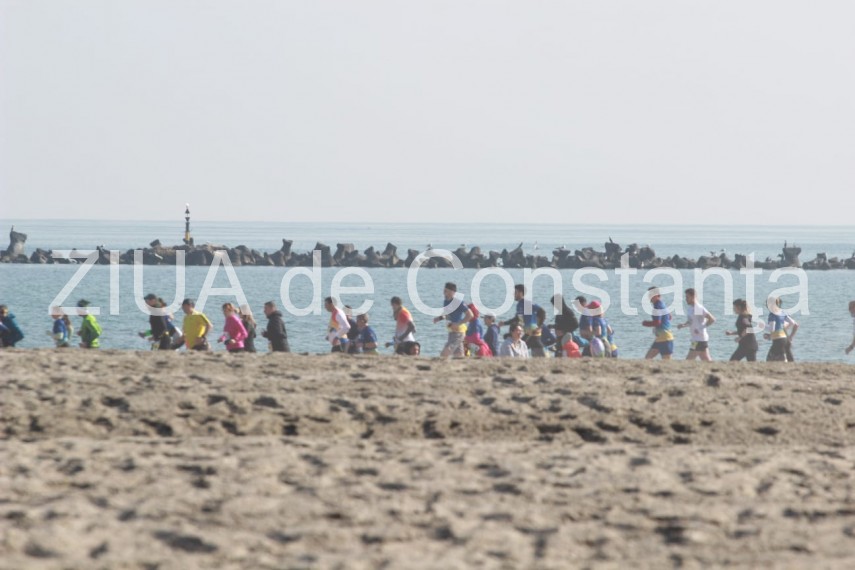 alerrgatori de toate varstele din tara si din strainatate au luat startul la mamaia la maratonul nisipului alerrgatori de toate varstele din tara si din strainatate au luat startul la mamaia la maratonul nisipului
