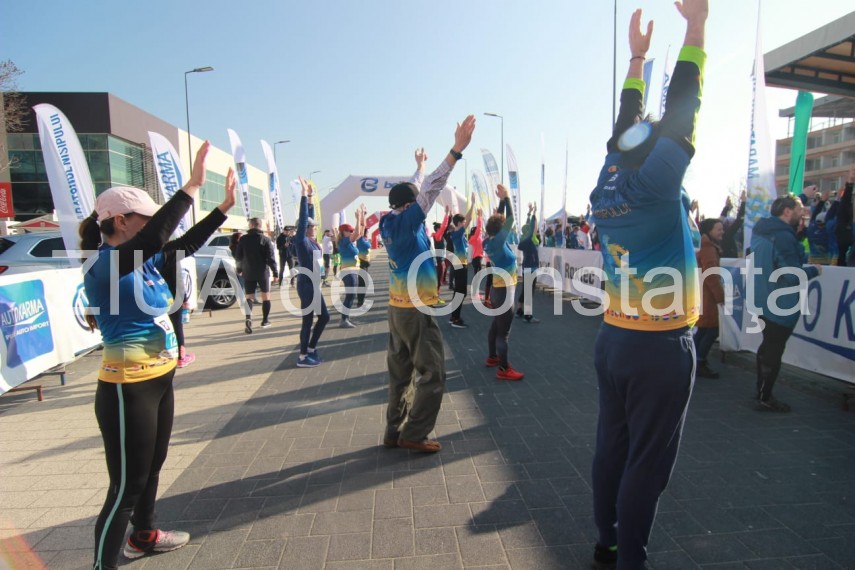 alerrgatori de toate varstele din tara si din strainatate au luat startul la mamaia la maratonul nisipului alerrgatori de toate varstele din tara si din strainatate au luat startul la mamaia la maratonul nisipului