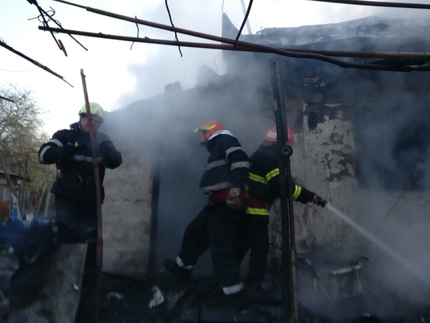 incendiu violent in municipiul tulcea o locuinta a fost cuprinsa de flacari pompierii chemati in ajutor