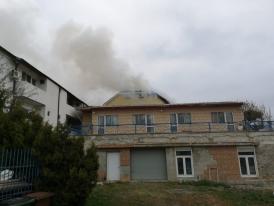 UPDATE Pompierii în alertă! Incendiu la o locuință din Jupiter. Se degajă foarte mult fum. Intervenție dificilă (galerie foto)   