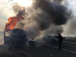 Pericol de explozie în apropiere de Craiova. O autoutilitară în care se aflau sute de litri de motorină a ars ca o torță (galerie foto)