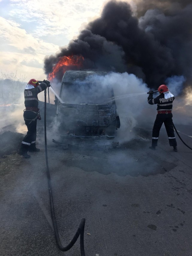 pericol de explozie in apropiere de craiova o autoutilitara in care se aflau sute de litri de motorina pericol de explozie in apropiere de craiova o autoutilitara in care se aflau sute de litri de motorina