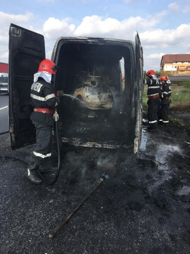 pericol de explozie in apropiere de craiova o autoutilitara in care se aflau sute de litri de motorina pericol de explozie in apropiere de craiova o autoutilitara in care se aflau sute de litri de motorina