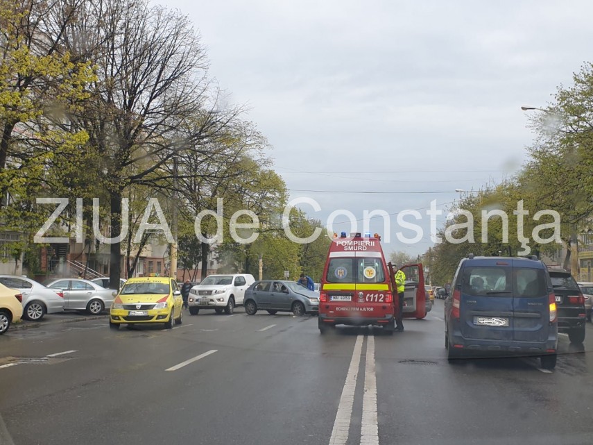 imagini de la eveniment accident rutier pe bulevardul alexandru lapusneanu din constanta doua autoturisme imagini de la eveniment accident rutier pe bulevardul alexandru lapusneanu din constanta doua autoturisme