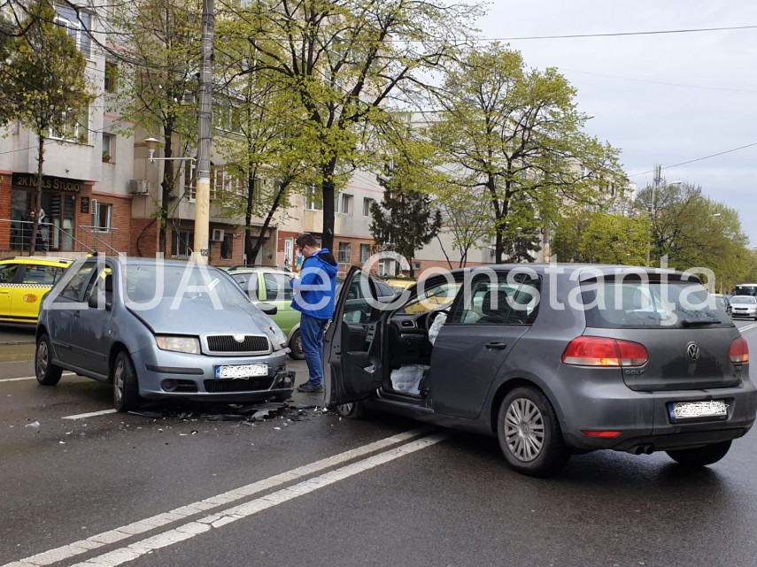 imagini de la eveniment accident rutier pe bulevardul alexandru lapusneanu din constanta doua autoturisme imagini de la eveniment accident rutier pe bulevardul alexandru lapusneanu din constanta doua autoturisme