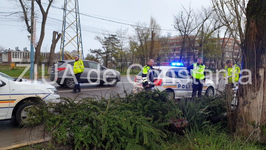 accident rutier grav in mamaia la hotel doina un stalp de electricitate culcat de un bolid soferul plecase accident rutier grav in mamaia la hotel doina un stalp de electricitate culcat de un bolid soferul plecase