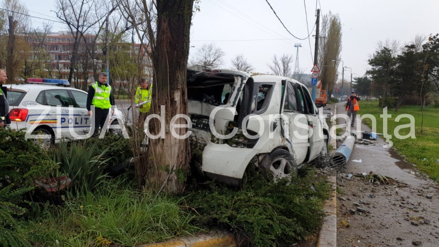 accident rutier grav in mamaia la hotel doina un stalp de electricitate culcat de un bolid soferul plecase accident rutier grav in mamaia la hotel doina un stalp de electricitate culcat de un bolid soferul plecase