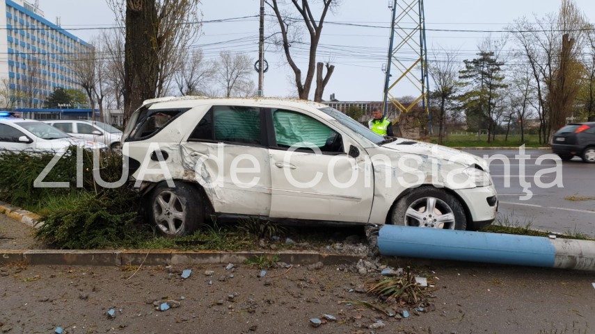 accident rutier grav in mamaia la hotel doina un stalp de electricitate culcat de un bolid soferul plecase accident rutier grav in mamaia la hotel doina un stalp de electricitate culcat de un bolid soferul plecase