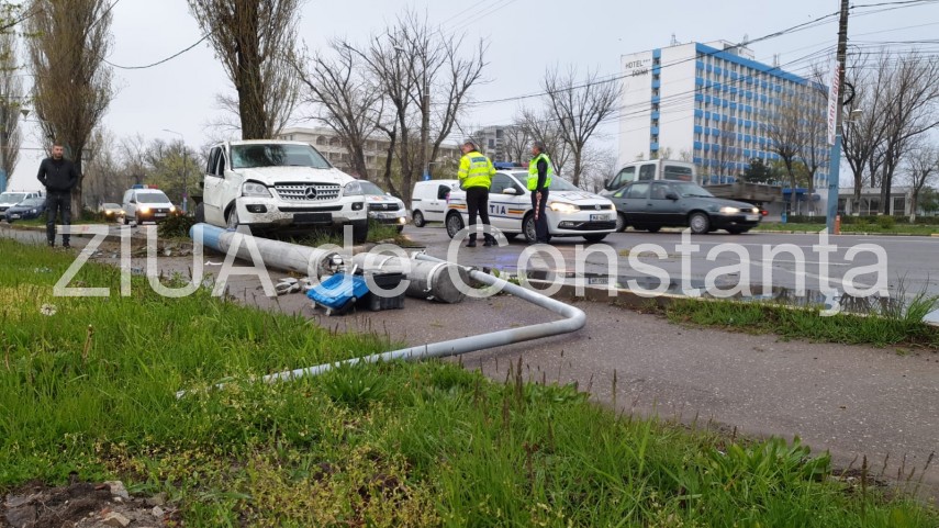 accident rutier grav in mamaia la hotel doina un stalp de electricitate culcat de un bolid soferul plecase accident rutier grav in mamaia la hotel doina un stalp de electricitate culcat de un bolid soferul plecase