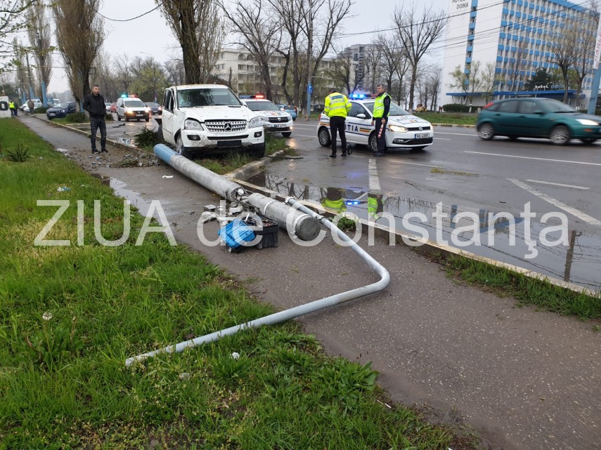 accident rutier grav in mamaia la hotel doina un stalp de electricitate culcat de un bolid soferul plecase accident rutier grav in mamaia la hotel doina un stalp de electricitate culcat de un bolid soferul plecase
