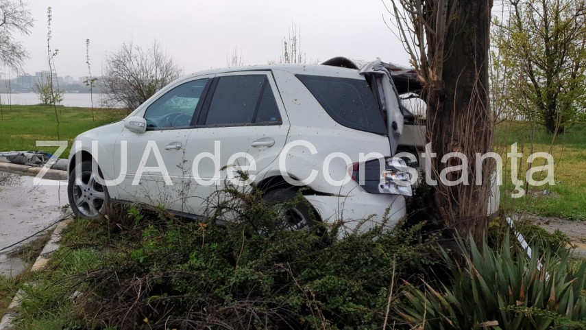 accident rutier grav in mamaia la hotel doina un stalp de electricitate culcat de un bolid soferul plecase accident rutier grav in mamaia la hotel doina un stalp de electricitate culcat de un bolid soferul plecase