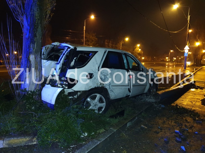 accident rutier grav in mamaia la hotel doina un stalp de electricitate culcat de un bolid soferul plecase accident rutier grav in mamaia la hotel doina un stalp de electricitate culcat de un bolid soferul plecase