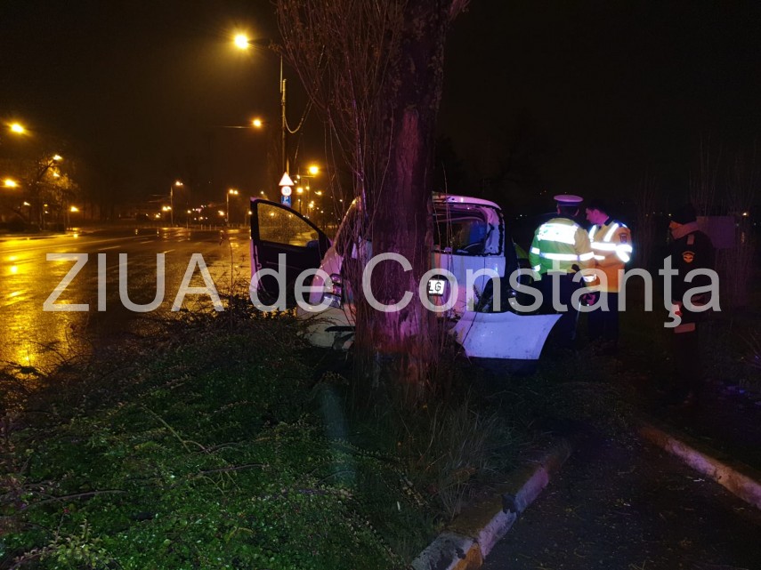 accident rutier grav in mamaia la hotel doina un stalp de electricitate culcat de un bolid soferul plecase accident rutier grav in mamaia la hotel doina un stalp de electricitate culcat de un bolid soferul plecase