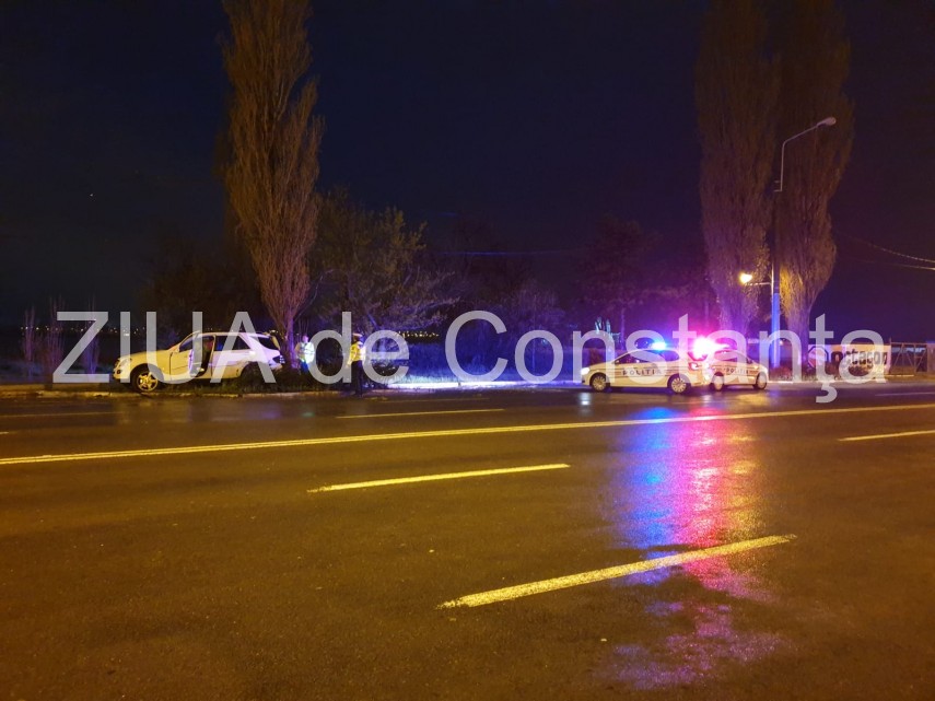 accident rutier grav in mamaia la hotel doina un stalp de electricitate culcat de un bolid soferul plecase accident rutier grav in mamaia la hotel doina un stalp de electricitate culcat de un bolid soferul plecase