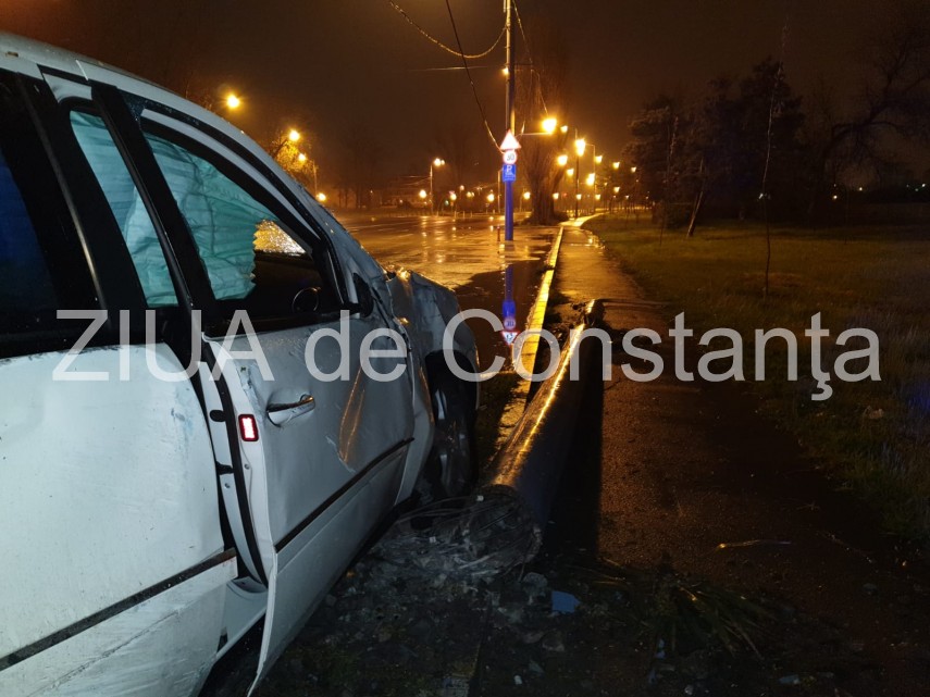 accident rutier grav in mamaia la hotel doina un stalp de electricitate culcat de un bolid soferul plecase accident rutier grav in mamaia la hotel doina un stalp de electricitate culcat de un bolid soferul plecase