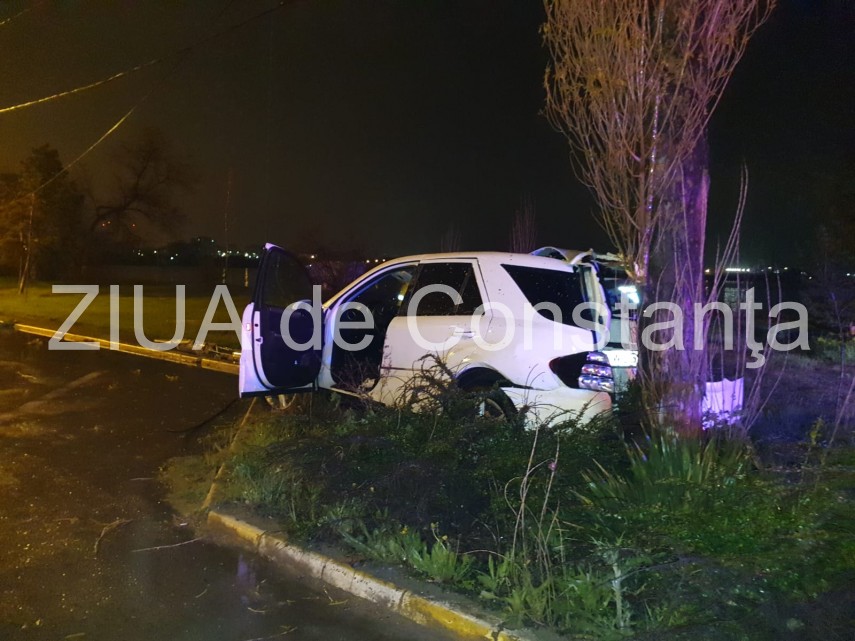 accident rutier grav in mamaia la hotel doina un stalp de electricitate culcat de un bolid soferul plecase accident rutier grav in mamaia la hotel doina un stalp de electricitate culcat de un bolid soferul plecase