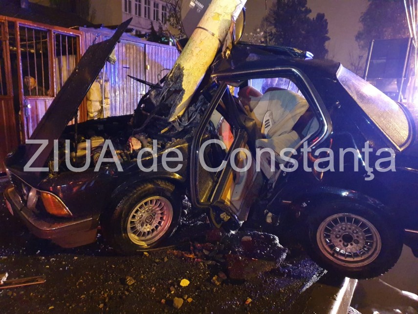 accident rutier grav in constanta masina s a incolacit pe stalp o victima in stare grava 688977 accident rutier grav in constanta masina s a incolacit pe stalp o victima in stare grava 688977