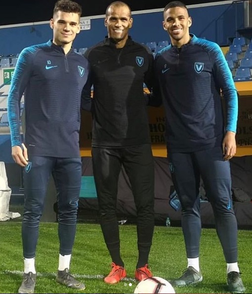 fotbalul le curge prin vene din tata in fiu poza de familie legendele rivaldo si hagi alaturi de copiii fotbalul le curge prin vene din tata in fiu poza de familie legendele rivaldo si hagi alaturi de copiii