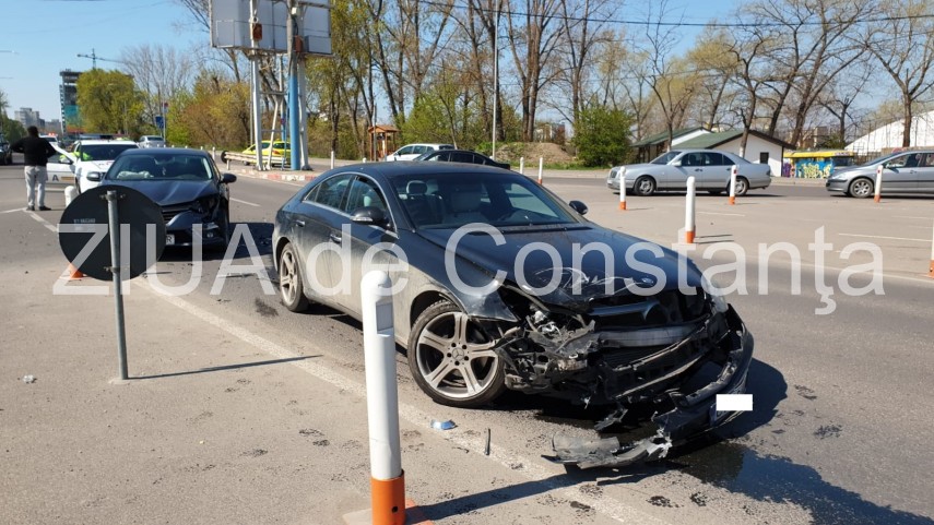 imagini de la eveniment accident rutier la intrare in mamaia doua masini implicate o femeie transportata