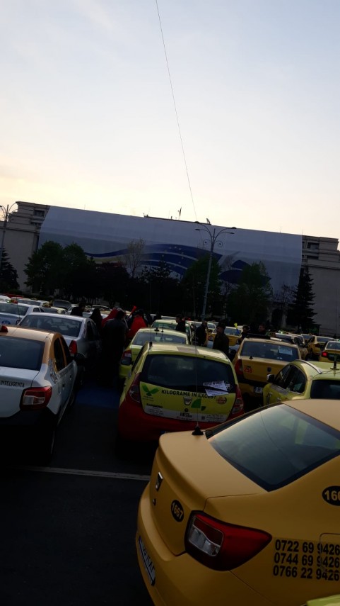 protest al transportatorilor in piata victoriei din bucuresti ce revendicari au manifestantii galerie protest al transportatorilor in piata victoriei din bucuresti ce revendicari au manifestantii galerie