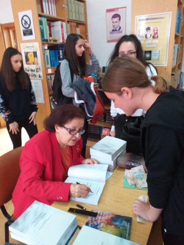 eveniment la liceul teoretic george calinescu din constanta autoarea nina nicolina preda a lansat compendiul eveniment la liceul teoretic george calinescu din constanta autoarea nina nicolina preda a lansat compendiul