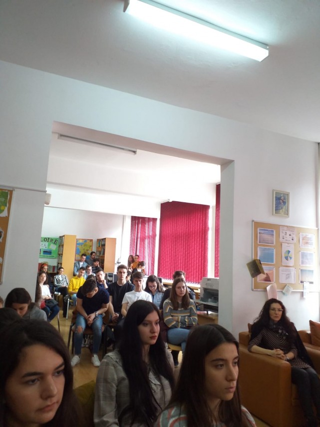 eveniment la liceul teoretic george calinescu din constanta autoarea nina nicolina preda a lansat compendiul eveniment la liceul teoretic george calinescu din constanta autoarea nina nicolina preda a lansat compendiul