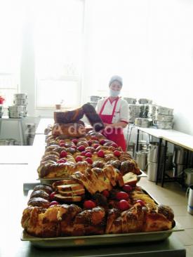 Cozonac, ouă roşii şi multe bucate tradiţionale  Meniu special de Înviere, oferit pacienţilor de echipa Arimex Comexim 2000 SRL 