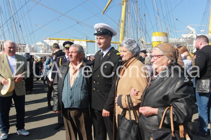 imagini de la eveniment nava scoala mircea pleaca in marsul aniversar la implinirea a 80 de ani rude