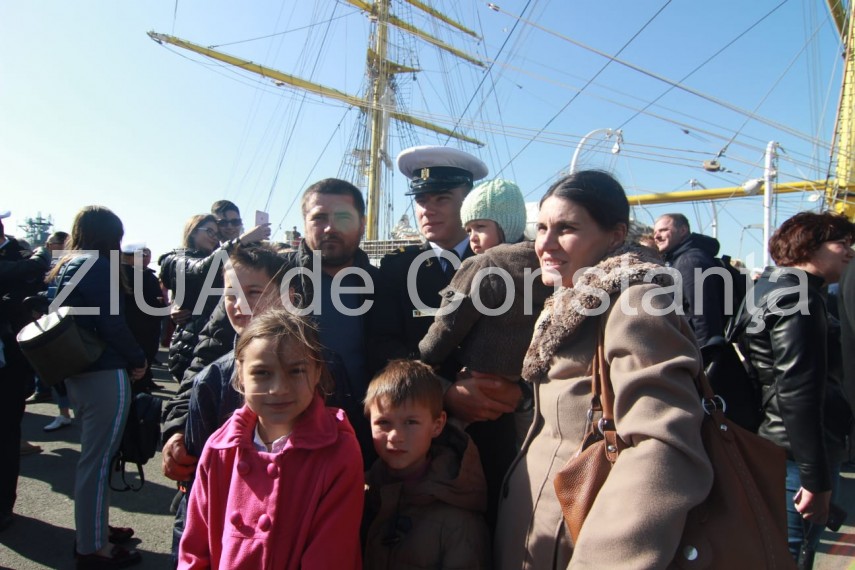 imagini de la eveniment nava scoala mircea pleaca in marsul aniversar la implinirea a 80 de ani rude