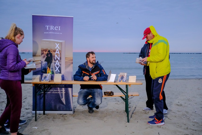 inedit lansare de carte la ora 4 30 pe plaja de la mamaia cu ocazia ultramaratonului autism 24h marea