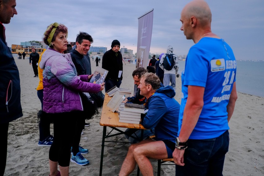 inedit lansare de carte la ora 4 30 pe plaja de la mamaia cu ocazia ultramaratonului autism 24h marea