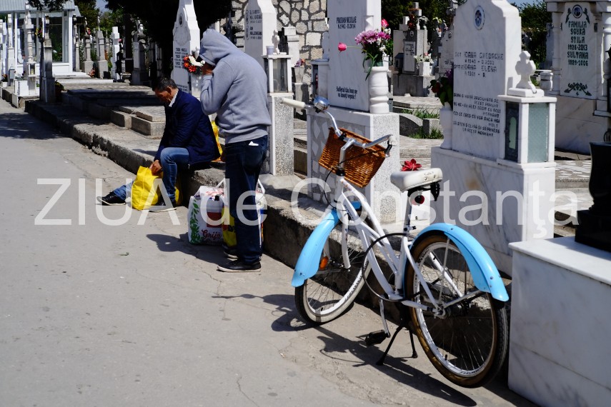 fotoreportaj aglomeratie in cimitirele constantene de pastele blajinilor galerie foto 690469