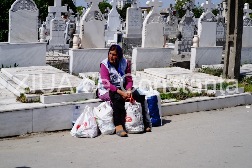 fotoreportaj aglomeratie in cimitirele constantene de pastele blajinilor galerie foto 690469