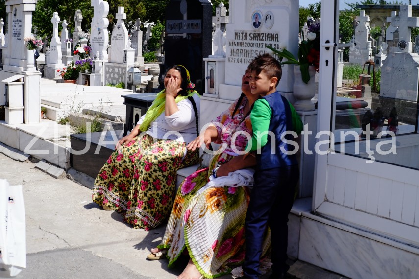 fotoreportaj aglomeratie in cimitirele constantene de pastele blajinilor galerie foto 690469