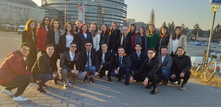 europa pentru noi noi pentru europa liceenii medgidieni vorbesc despre parlamentul european din propria europa pentru noi noi pentru europa liceenii medgidieni vorbesc despre parlamentul european din propria