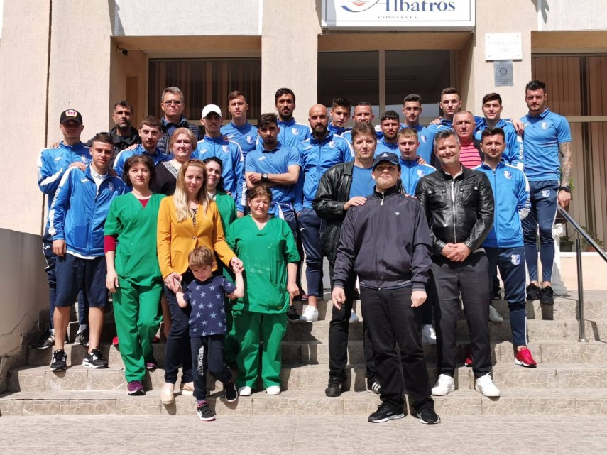 jucatorii ssc farul alaturi de copiii de la centrul scolar de educatie incluziva albatros constanta galerie jucatorii ssc farul alaturi de copiii de la centrul scolar de educatie incluziva albatros constanta galerie