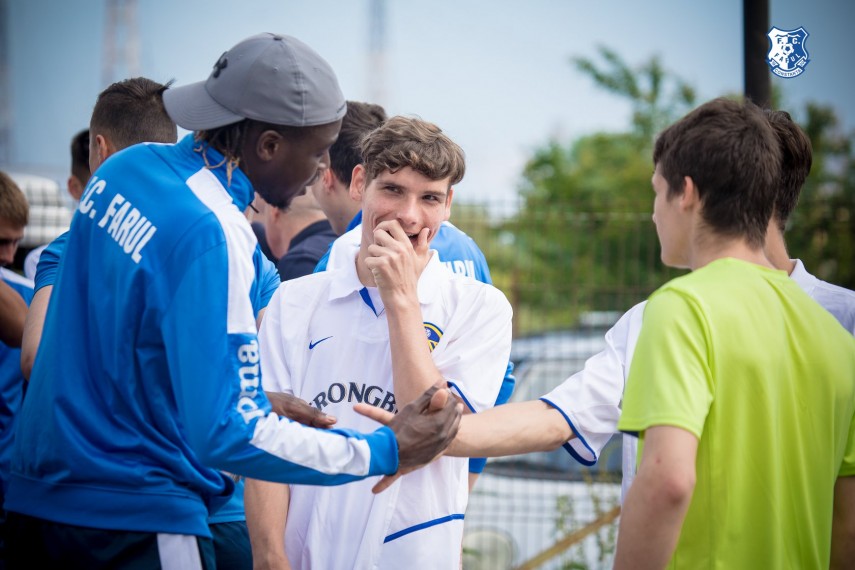 jucatorii ssc farul alaturi de copiii de la centrul scolar de educatie incluziva albatros constanta galerie jucatorii ssc farul alaturi de copiii de la centrul scolar de educatie incluziva albatros constanta galerie