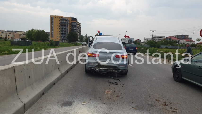 imagini de la eveniment carambol la iesire din constanta spre palazu mare patru masini implicate un autoturism imagini de la eveniment carambol la iesire din constanta spre palazu mare patru masini implicate un autoturism
