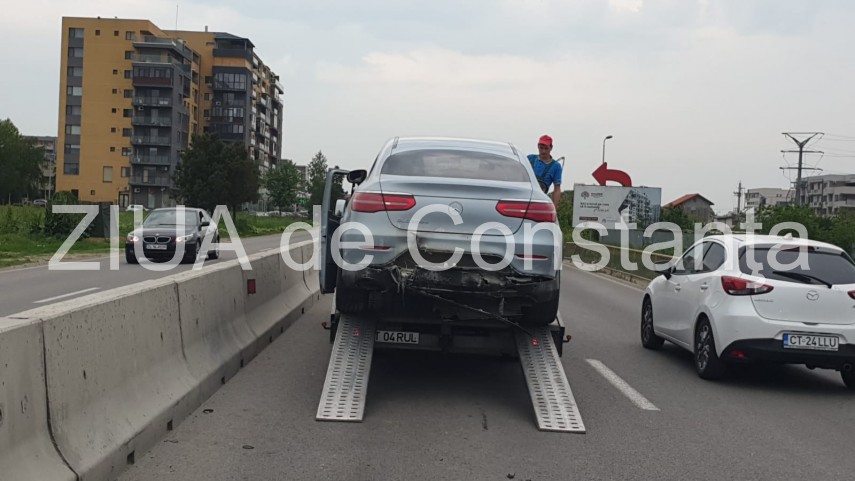 imagini de la eveniment carambol la iesire din constanta spre palazu mare patru masini implicate un autoturism imagini de la eveniment carambol la iesire din constanta spre palazu mare patru masini implicate un autoturism