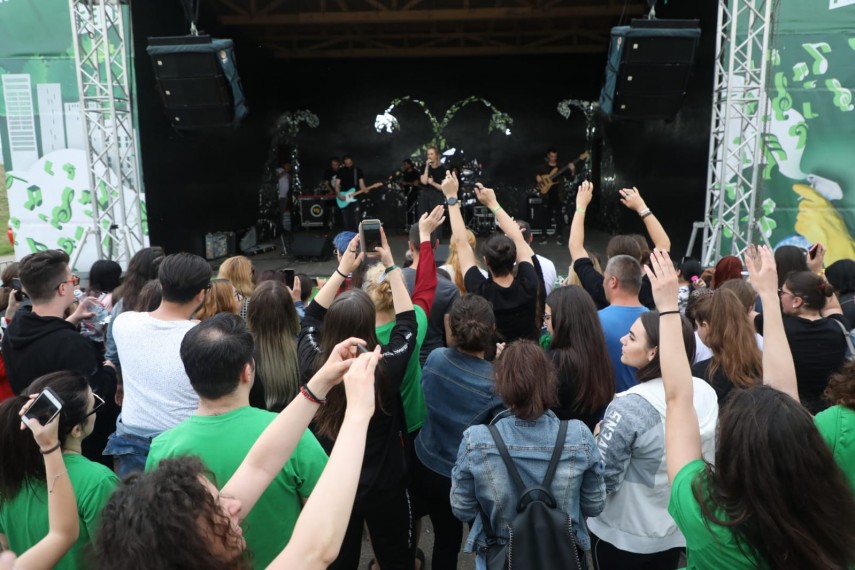 voie buna muzica si munca sute de voluntari si echipa cif romania au curatat amfiteatrul de vara din voie buna muzica si munca sute de voluntari si echipa cif romania au curatat amfiteatrul de vara din