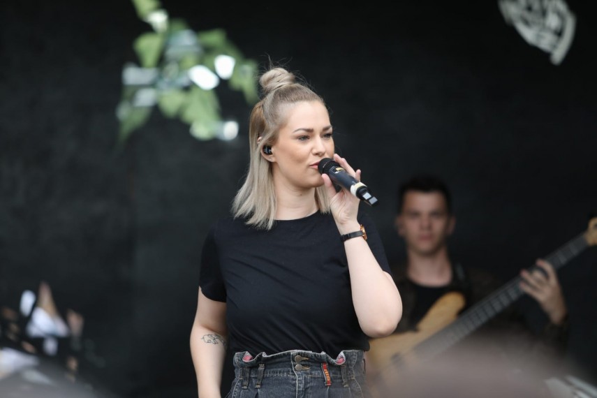 voie buna muzica si munca sute de voluntari si echipa cif romania au curatat amfiteatrul de vara din voie buna muzica si munca sute de voluntari si echipa cif romania au curatat amfiteatrul de vara din