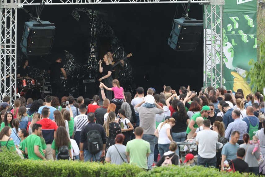 voie buna muzica si munca sute de voluntari si echipa cif romania au curatat amfiteatrul de vara din voie buna muzica si munca sute de voluntari si echipa cif romania au curatat amfiteatrul de vara din